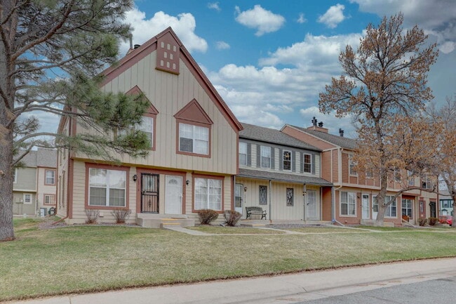 Building Photo - Wonderful 2 Bed 2 Bath Townhouse with Fireplace + Community Pool Unit A