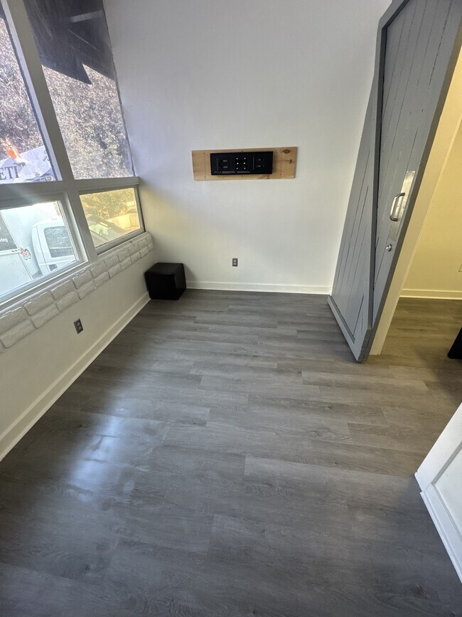 Photo - 547 Gayley Ave