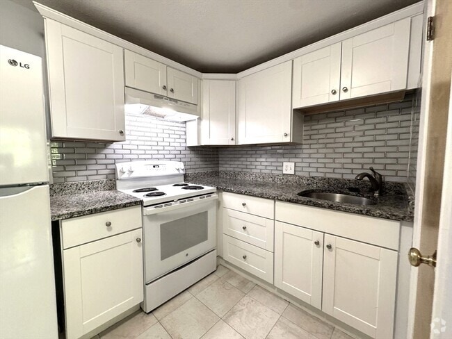 Building Photo - 580 Salem St Unit 8 Rental
