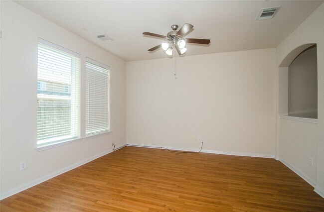 Photo - 3939 Calgary Cir