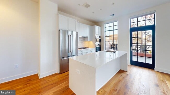 Building Photo - 1312 King St Unit 207