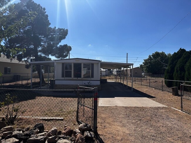 Building Photo - 2 Bedroom 1 Bathroom Home