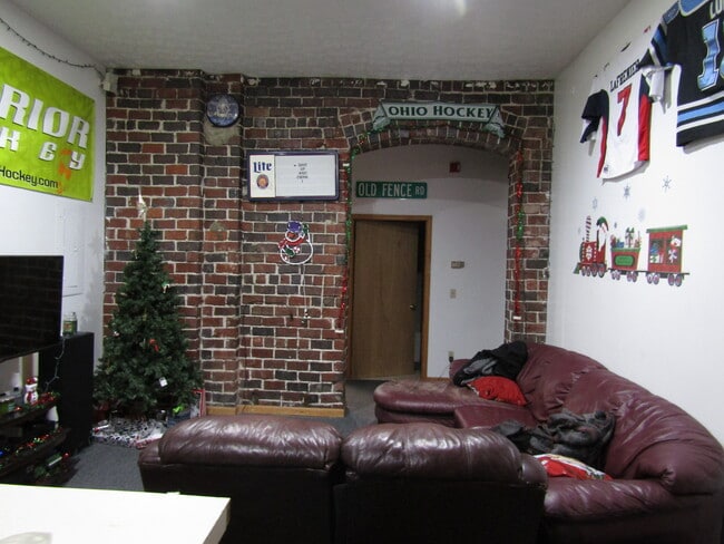 4 B.R Apt. Available Now 18 C South Court Street