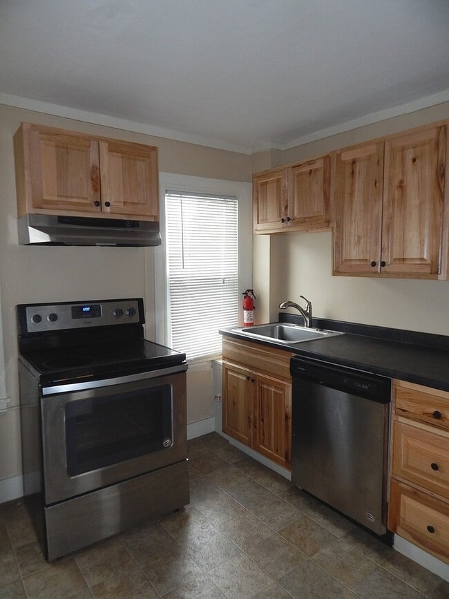 Building Photo - 110 Essex St Unit Apt #4