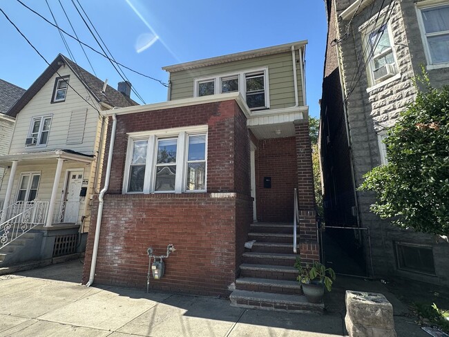 Building Photo - 5 bedrooms, 1 bathroom Rental
