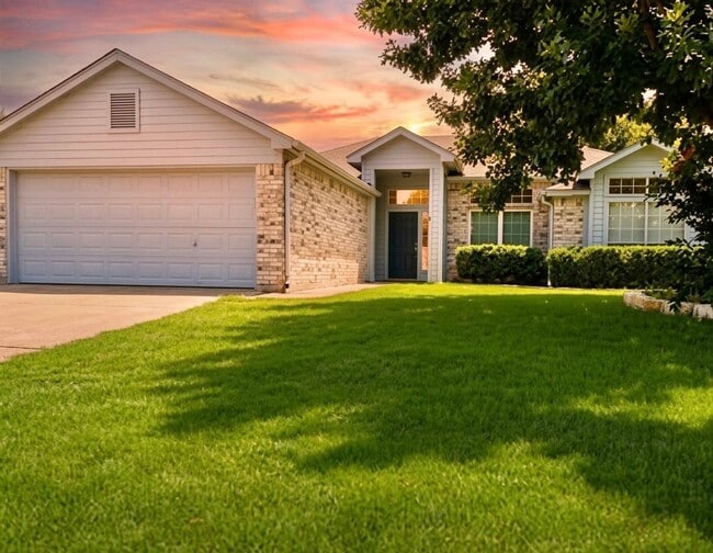 Building Photo - AVAILABLE NOW !