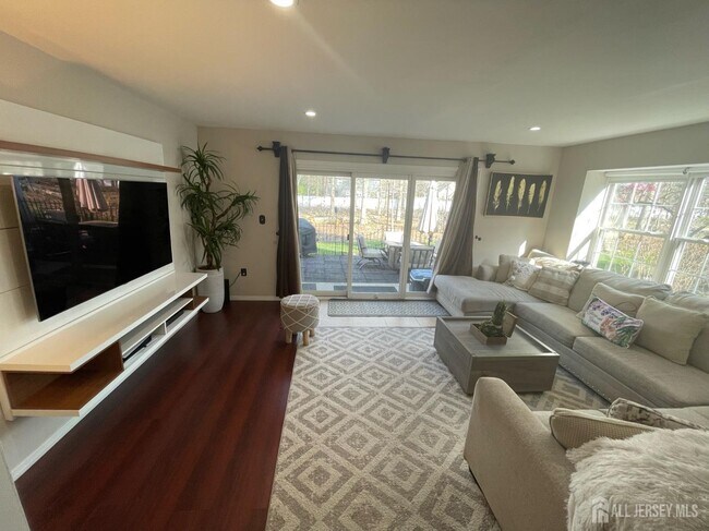 Photo - 399 Hadleigh Ln