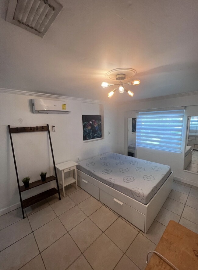 Photo - Efficiency/Studio for Rent – Available Imm... Unidad Apt A