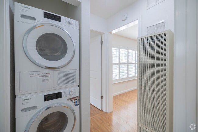 Lavandería en la unidad: unidades de 2 habitaciones y algunas unidades de 3 habitaciones. - 2249 Bonar St