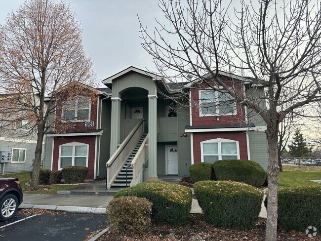 Building Photo - Upper Level 2 Bed 2 bath Apartment