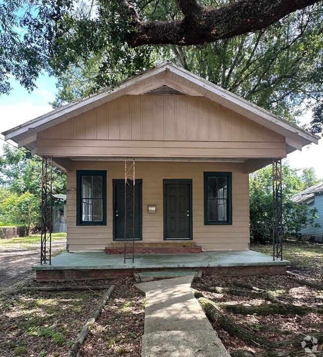 Building Photo - 3 bedroom, 1 bathroom Home NOW AVAILABLE!