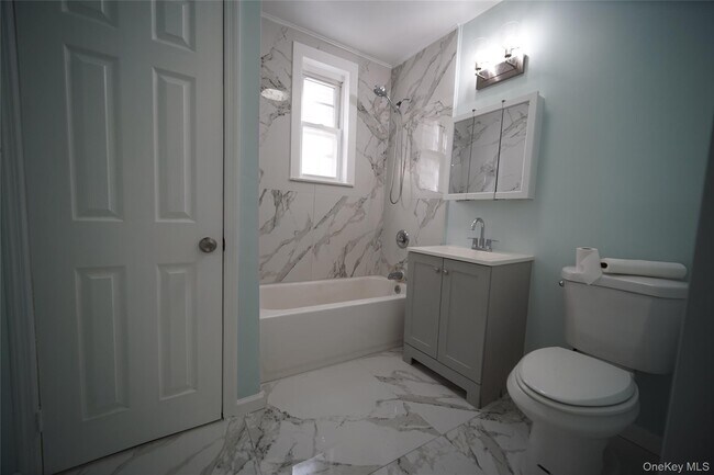 Photo - 723 E 227th St