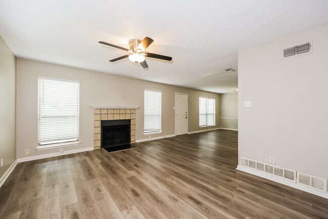Photo - 1804 Lincolnshire Way