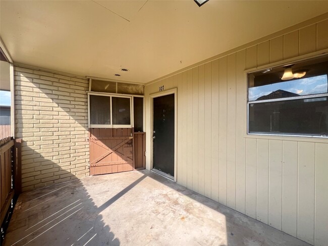 7714 Renwick Dr Unidad K107