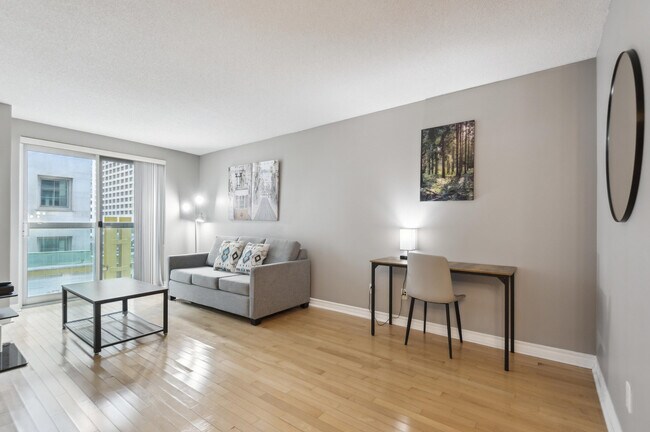 Photo - 168 Simcoe St Unit SI FL1-ID1030945P