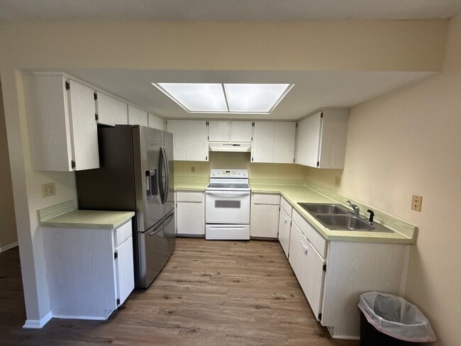 Building Photo - 12080 W Belvedere St Unit E