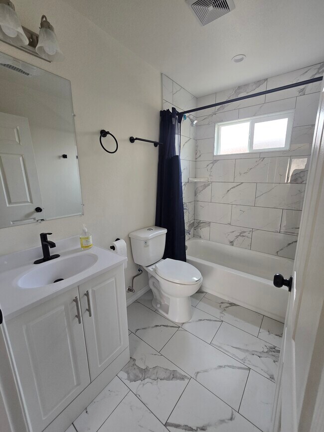 Photo - 1647 E 53rd St