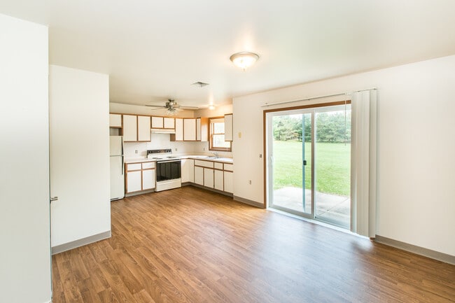 Hickory Drive & Pinecrest Community