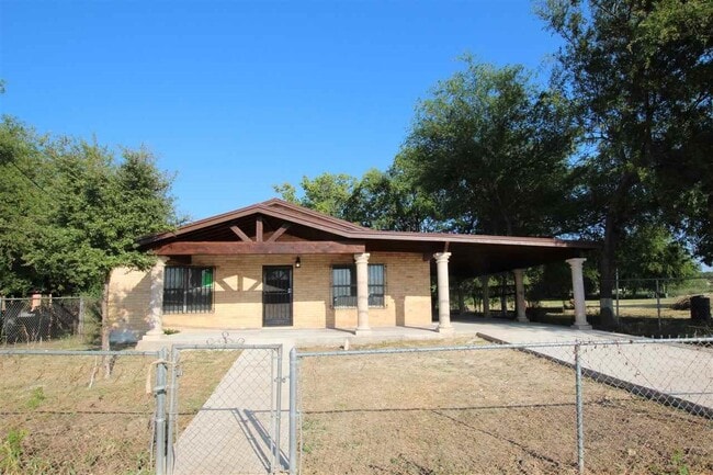 Building Photo - 4605 S Zapata Hwy Rental