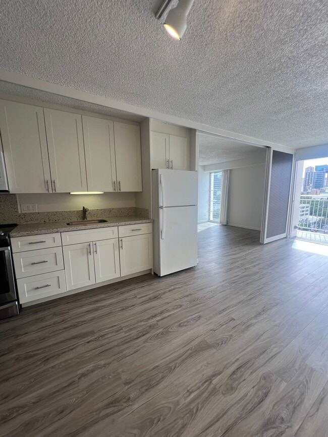 Photo - 1 Bedroom Kapiolani Manor by Ala Moana with Parking, Pool Unit 1114