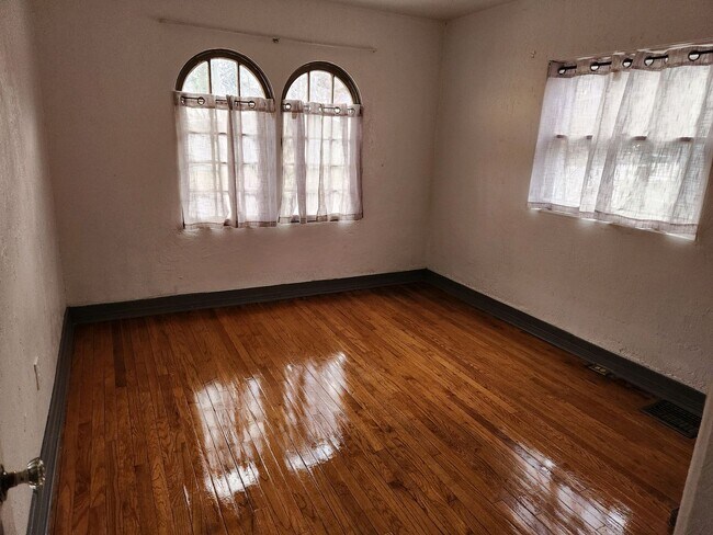 Photo - 1930's Bungalow Charmer, 2bdrm, 1 bath hou...