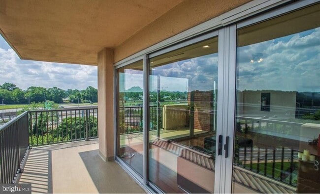 Photo - 1300 Army Navy Dr Unit 922