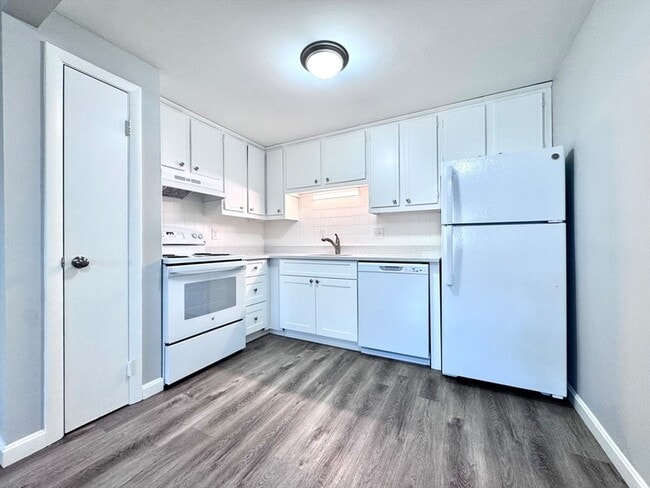 Building Photo - 2 Old Colony Ln Unit 5