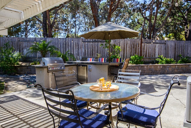 Photo - 5239 Hubbert St