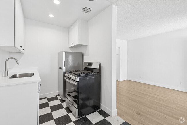 1BR, 1BA - 525SF - Kitchen/Dining Room/Living Room