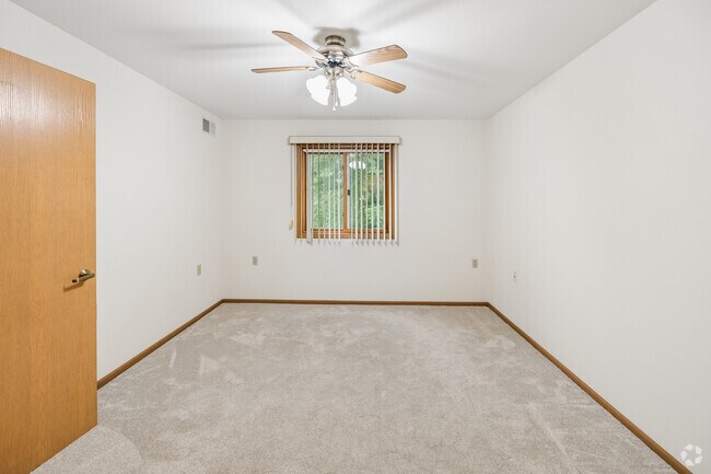 2BR, 1BA - 1,000SF - Bedroom