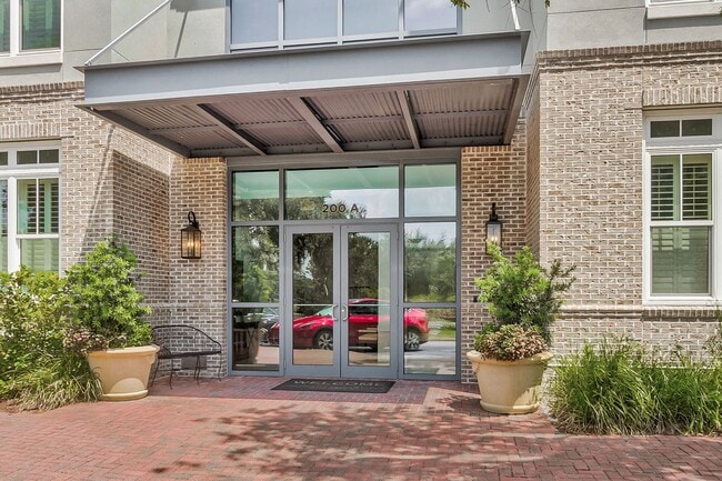 200 River Landing Dr