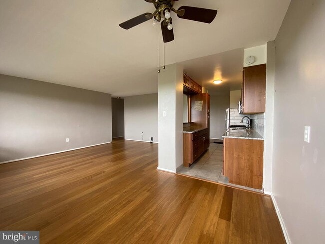 Building Photo - 807 Barclay Towers Rental