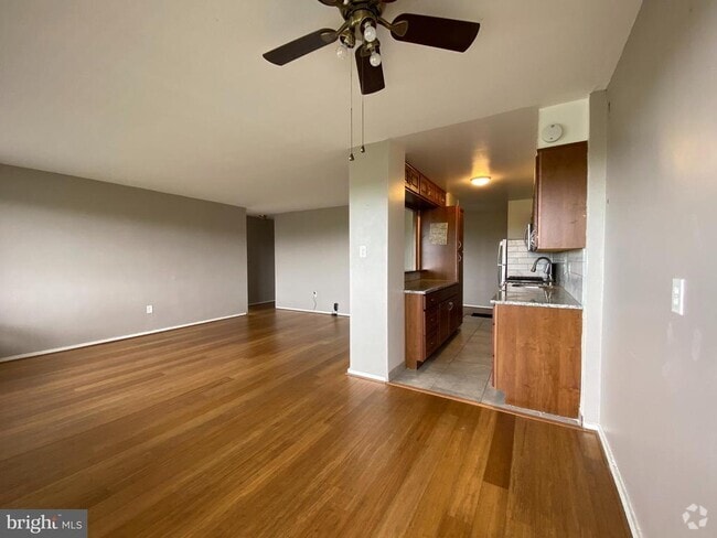 Building Photo - 807 Barclay Towers Rental