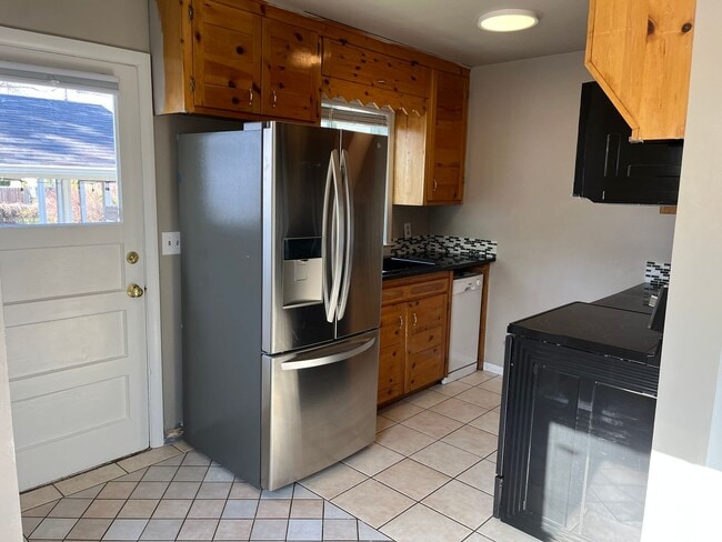 Photo - 4 bed / 1 1/2 bath home midtown!