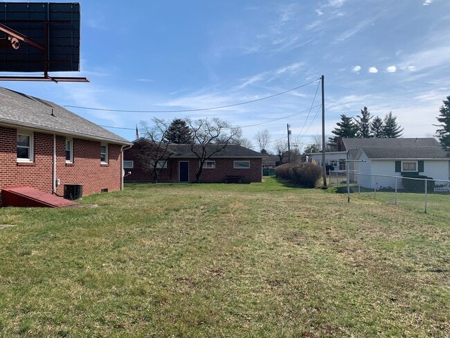 Photo - Move-in ready!! Bonus room that could easi...