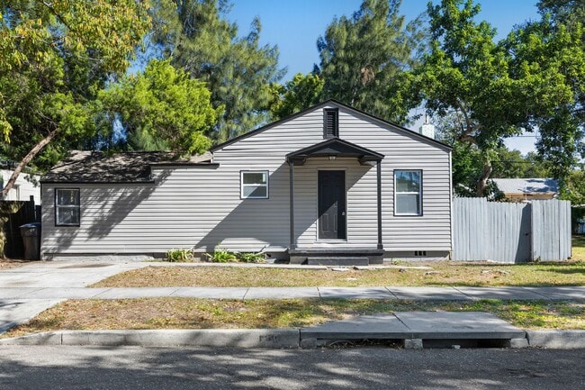 Photo - Large 4 bed/1.5 bath House & Section 8 Acc...