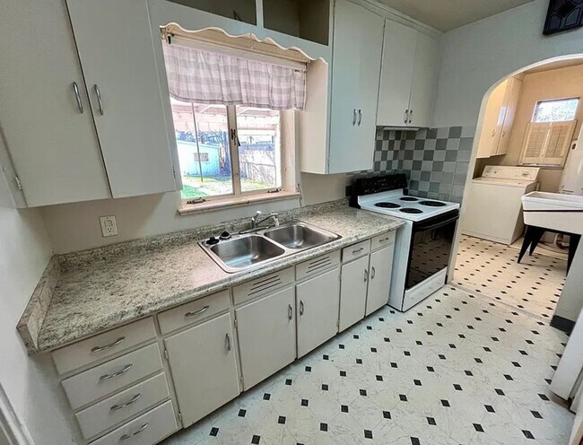 Photo - 1385 Otis St