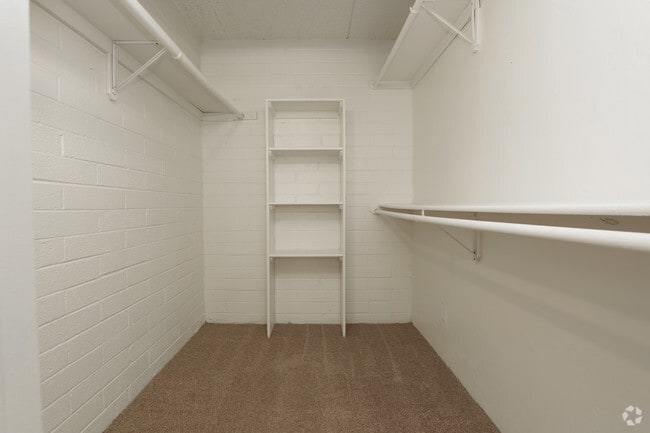 Vestidores en apartamentos Tucson Waters Edge - Waters Edge