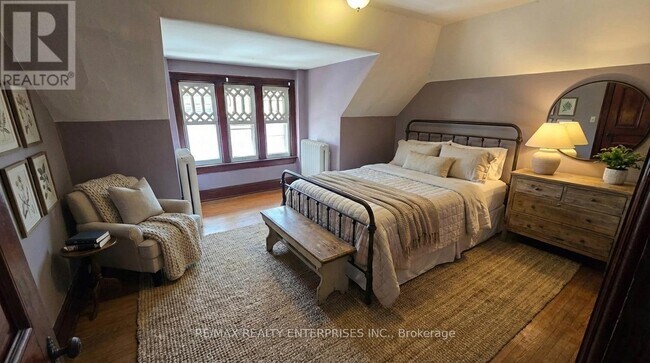 Photo - 142 Emerald St S