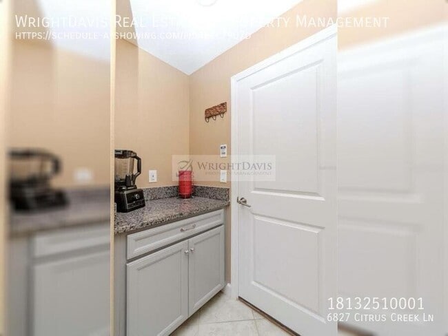 6827 Citrus Creek Ln