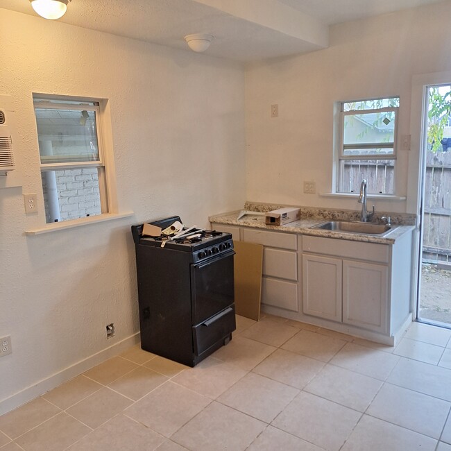 Photo - 910 Adele St Unidad Apt. 9