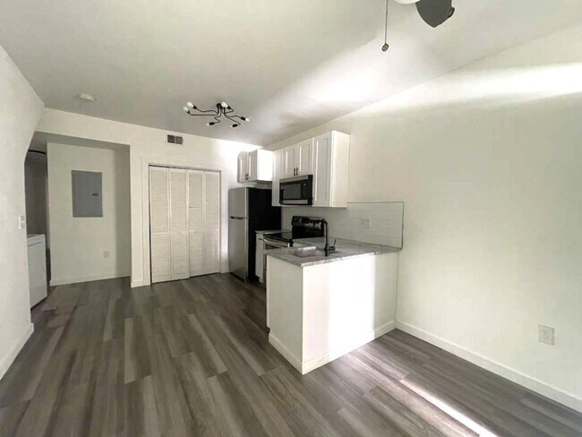 Photo - 6145 Lansdowne Ave Unit 6145 Landsdowne Avenue, Apt. 1