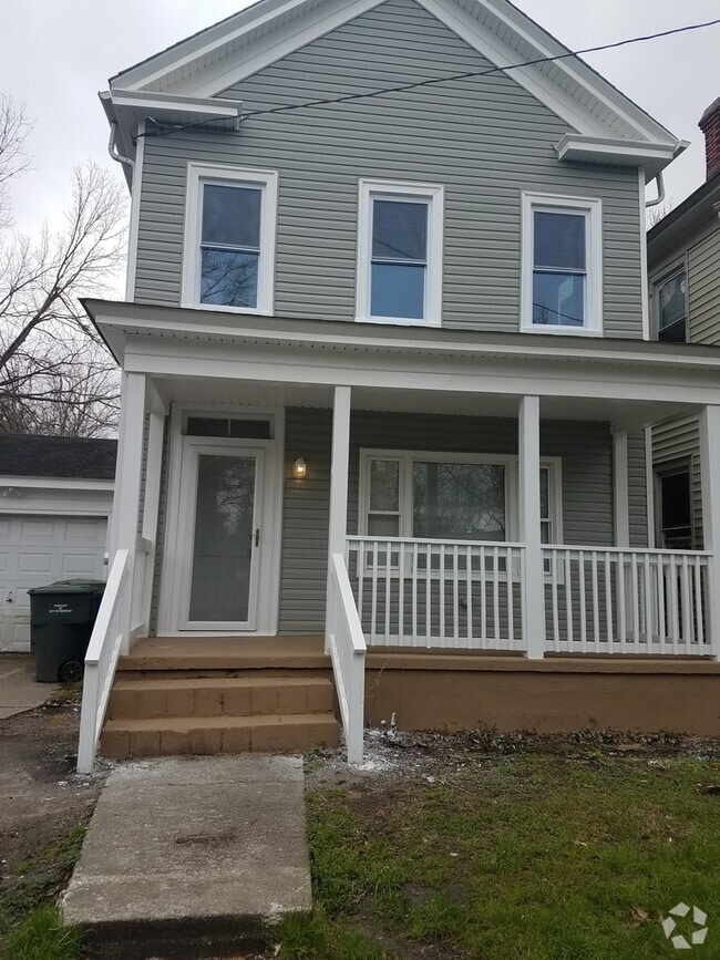 Building Photo - Spacious 4 bedroom 2 bath renovated single... Rental