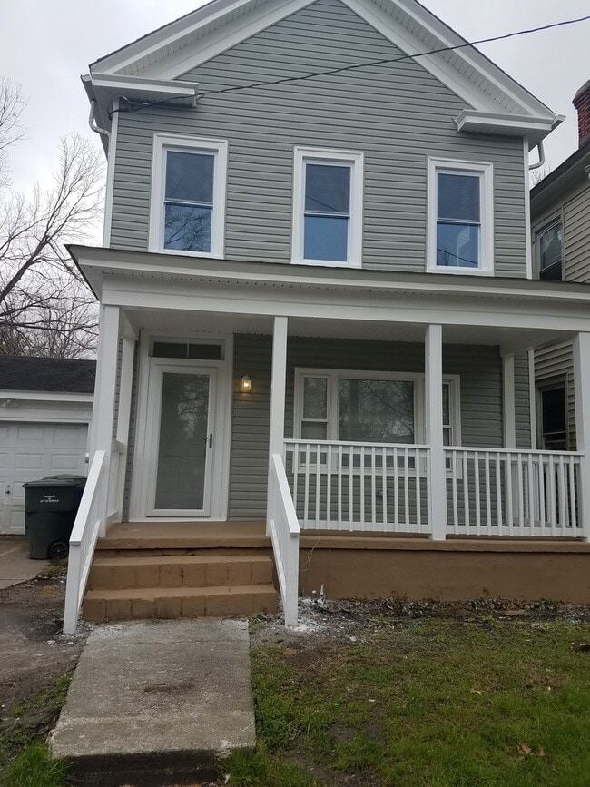 Building Photo - Spacious 4 bedroom 2 bath renovated single... Rental