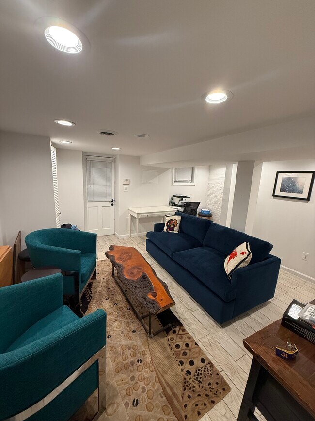 Sala de estar del apartamento en el sótano - 2651 15th St NW
