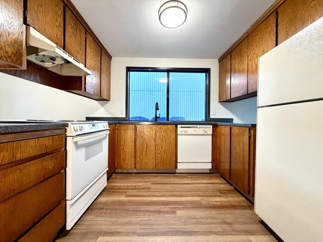 Building Photo - **$1000 DEPOSIT + TWO WEEKS FREE RENT** Spacious Townhouse in the Heart of Garden Home~ New LVP F...