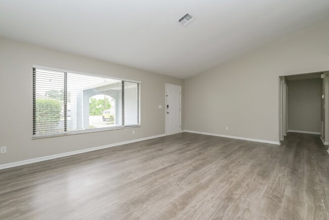 Photo - 10142 Bannister St