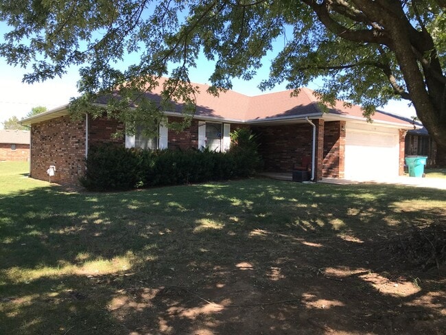 Building Photo - Charming home in a beautiful neighborhood