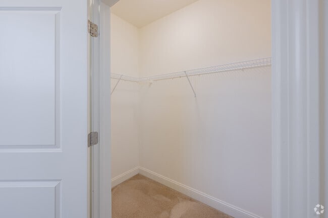 2BR, 2BA - 1,100SF - Walk-In Closet