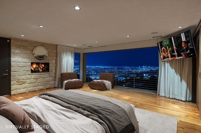 Photo - 8825 Hollywood Blvd